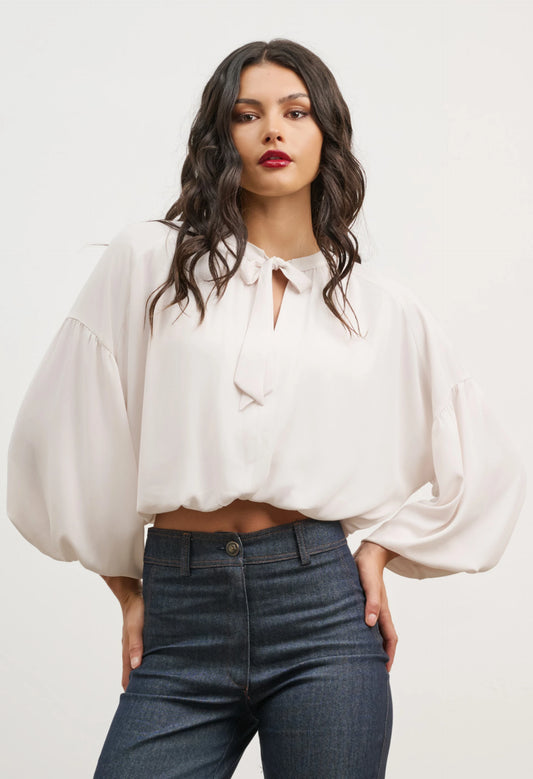 ΜΠΛΟΥΖΑ ΜΕ ΔΕΣΙΜΟ ΣΤΟ ΛΑΙΜΟ