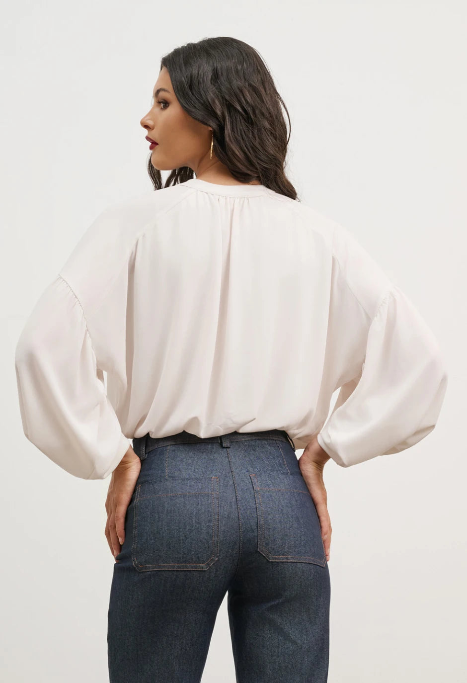 ΜΠΛΟΥΖΑ ΜΕ ΔΕΣΙΜΟ ΣΤΟ ΛΑΙΜΟ