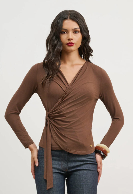 Τα top χρώματα του φθινοπώρου 2025 και πώς να τα φορέσεις