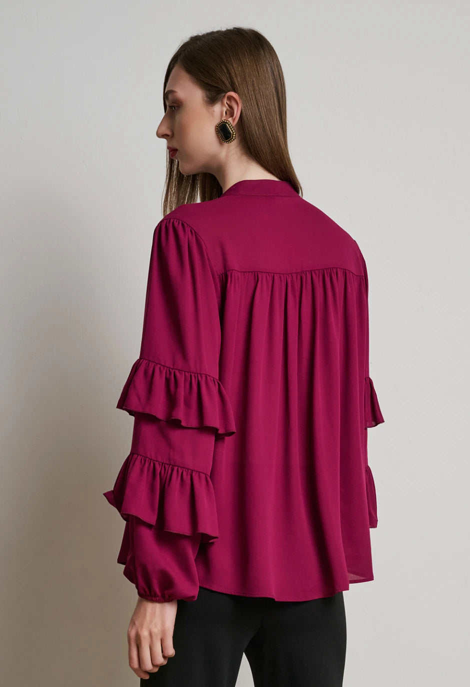 ΠΟΥΚΑΜΙΣΟ ΜΕ ΒΟΛΑΝ ΣΤΑ ΜΑΝΙΚΙΑ