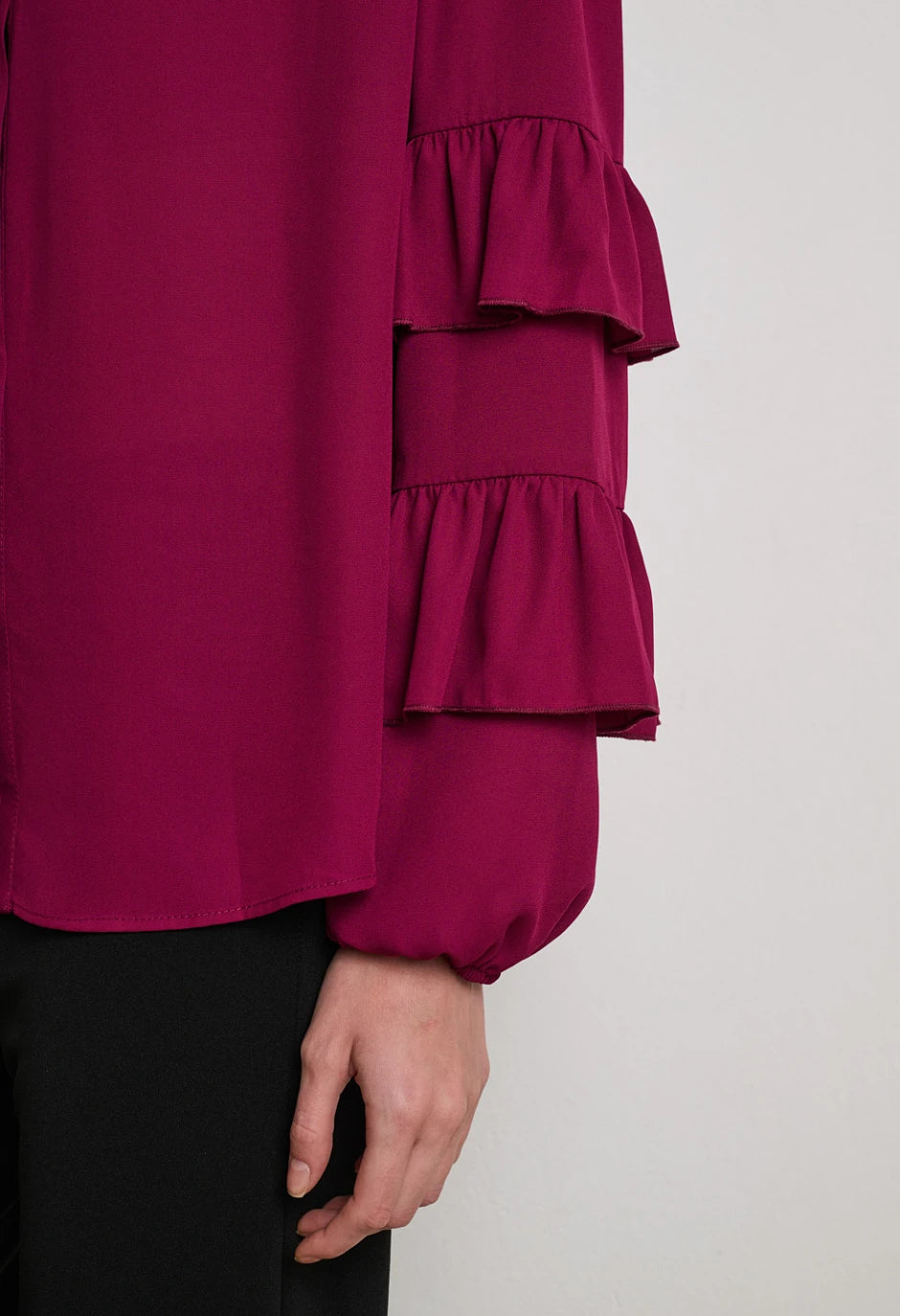 ΠΟΥΚΑΜΙΣΟ ΜΕ ΒΟΛΑΝ ΣΤΑ ΜΑΝΙΚΙΑ