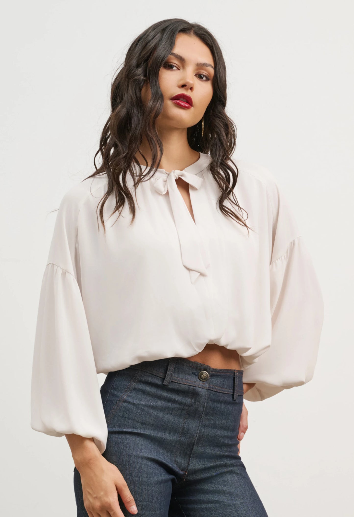 ΜΠΛΟΥΖΑ ΜΕ ΔΕΣΙΜΟ ΣΤΟ ΛΑΙΜΟ