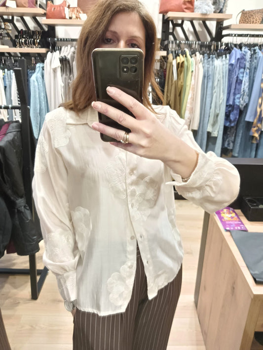 Πουκάμισο με κέντημα